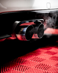 Caños de escapes de acero forjado deportivo humeantes