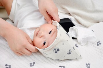 帽子をかぶっている生後3ヶ月の女の子の赤ちゃん