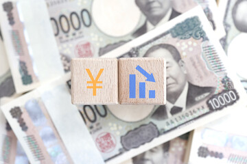 札束と日本円記号　下落のグラフ