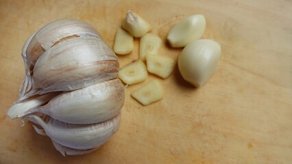 Slice the garlic on a cutting board.