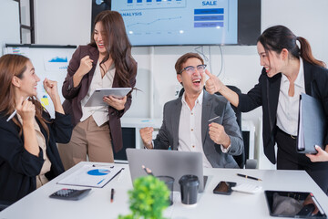 Asian business people show their joy with facial expressions.