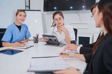 Obraz premium Group of doctors and business people meeting at the hospital