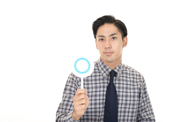 判定マークを持つ男性