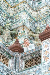 Obraz premium Young Woman in Traditional Thai Dress at Wat Arun, Temple of the Dawn, Bangkok, Thailand