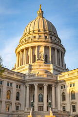 Obraz premium Scenic View of Madison Capitol at Sunset