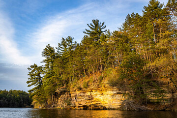 Naklejka premium Sunset View of Scenic Cliffs at Mirror Lake