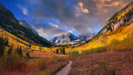 Fototapete Rund Tiefbraun Panoramic view of scenic Maroon bells state park in autumn time in Colorado.  © SNEHIT PHOTO