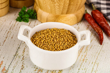 Dry mustard seeds in the bowl
