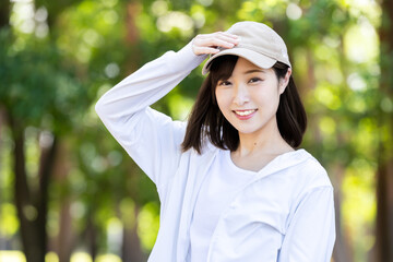 キャップを被った女性