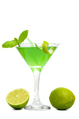 Zielony koktajl drink alkoholowy z limonką i miętą w kieliszku