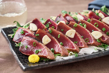 薬味たっぷりの鰹のたたき