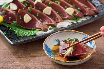 薬味たっぷりの鰹のたたき