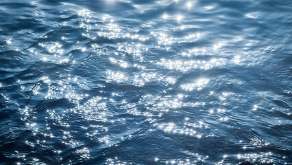 太陽の光を浴びてキラキラと光る青い海