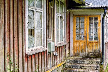 Entrance with old wooden doors on a croft © Lars Johansson