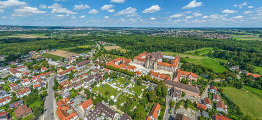 Ausblick auf Ulm-Wiblingen mit der markanten Klosteranlage im Illertal