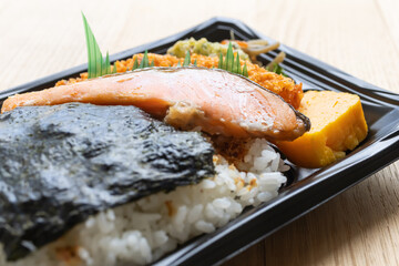鮭のり弁　コンビニ弁当　市販のお弁当