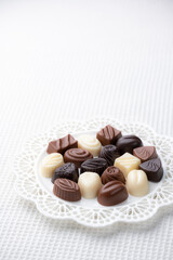 白いレース皿に並んだバラエティチョコレート