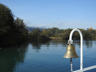 Schiffsglocke auf der Brestenberg bei einer Überfahrt ab Hallwil auf dem Hallwilersee, Aargau, im...
