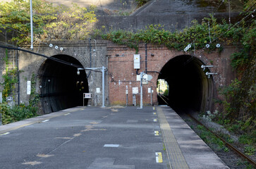 トンネルと駅