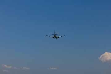 青空を飛ぶ旅客機