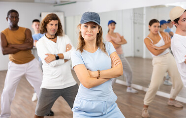Naklejka premium Group of energetic different people learning dance at dance class