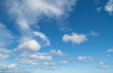 見上げると綺麗な青い空	