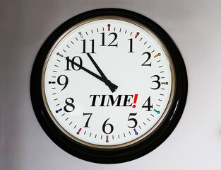 Reloj de pared para medir el tiempo con hora y agujas de minutero en blanco y negro y detalles de color con time en exclamaci&oacute;n