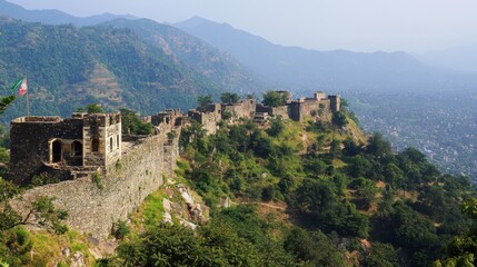 Obraz premium Mountain views in the Himalayas are popular with hikers and nature lovers. For example, Shoja Jalori Pass and Raghupur Fort in Himachal Pradesh, India are great places to visit. 