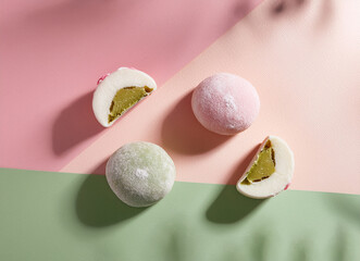 bunte Mochi, ganz und aufgeschnitten, modern, minimalistisch, diagonalen pastell farbiger Hintergrund