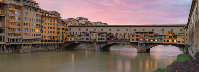 Naklejka premium Florence - The bridge Ponte Vecchio at dusk.