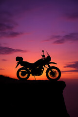 Obraz premium Motorcycle Parking Silhouette at Dusk – Peaceful Scenic Phone Wallpaper