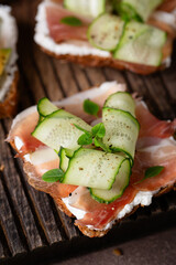 sandwich with ham and cucumber