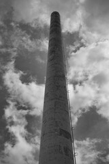 Alter Schlot einer Fabrik schwarz weiss 