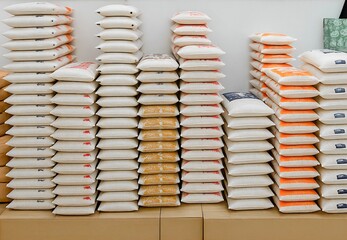 スーパーの米売り場に山積みにされた備蓄米の米袋