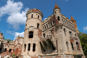 Fototapeta premium A fragment of the ruins of a manor house in the estate of Vladimir Khrapovitsky. Muromtsevo, Vladimir region, Russia