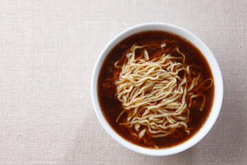 白い丼に具なしのシンプルな醤油ラーメン