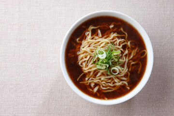 麺とネギだけのシンプルな醤油ラーメン
