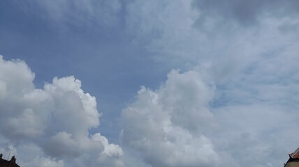 Obraz premium A serene blue sky adorned with fluffy white clouds, promising a peaceful and expansive day.