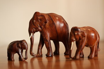 figures  wooden elephant family  © Nadiia