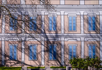 The false facade of the closing house is under renovation.