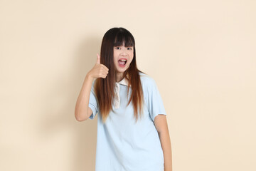 Obraz premium 20s Asian Woman in Light Blue Shirt and White Shorts