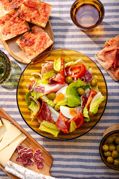 Catalan salad with cured meats and fresh vegetables