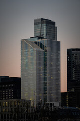 Obraz premium Urban cityscape at sunset with modern architecture and skyline