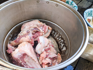 The beef bones in the pan are ready to be cooked.
