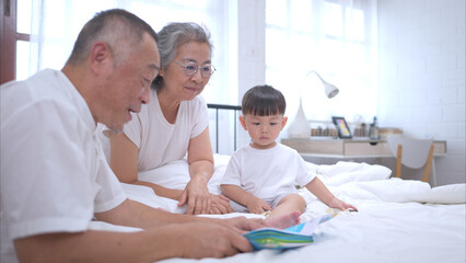 Obraz premium Before putting the kids to bed, grandparents, and kid unwind and play