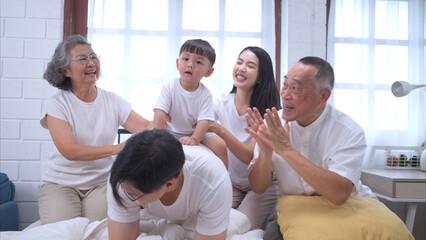 Obraz premium Before putting the kids to bed, parents, grandparents, and kid unwind and play