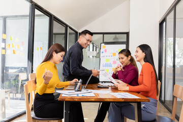 Obraz premium Group of Asian business working analysis project brainstorm in modern office, Asian businesspeople team working together, Business startup and company strategy planning concept.