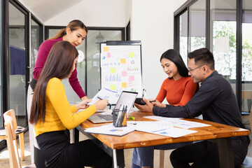 Obraz premium Group of Asian business working analysis project brainstorm in modern office, Asian businesspeople team working together, Business startup and company strategy planning concept.