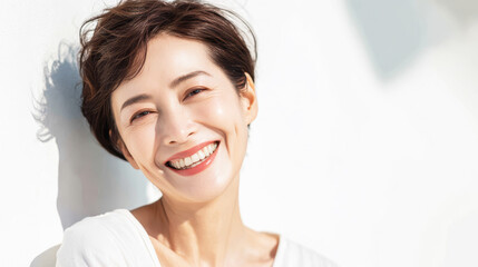 ショートカットの笑顔の美しい女性