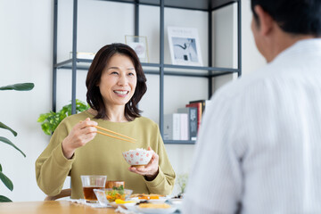 食事をするミドルの夫婦